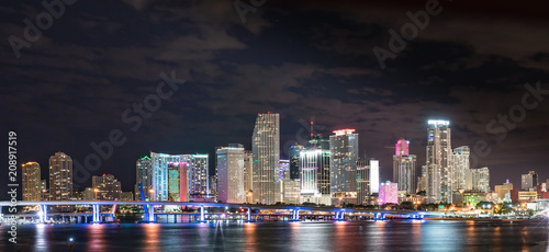 Plakat Noc Miami Skyline w nocy