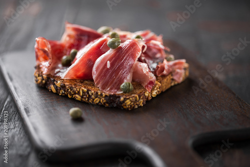 Fotografía Traditional Spanish Jamon Serrano ham, Prosciutto Crudo, Parma ham, Italian antipasto, served on toasted bread