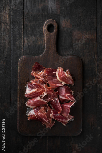 Fotografía Traditional Spanish Jamon Serrano ham, Prosciutto Crudo, Parma ham, Italian antipasto
