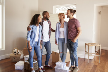 Canvas Print - Friends Helping Couple To Move Into New Home