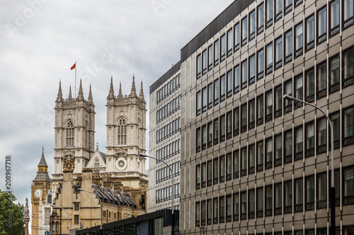 Fotografía View of a building in London, with Big Ben and Westminster Abbey in the backgrou