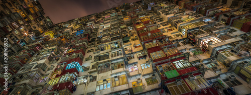 Photographie Overcrowded residential building in Hong Kong