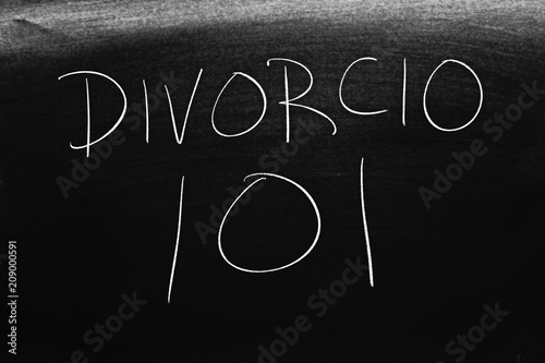 The words Divorcio 101 on a blackboard in chalk плакат