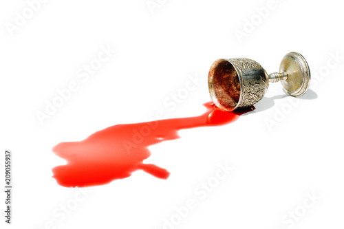 Fotografía Poison concept of an old silver cup ana a poison being poured down