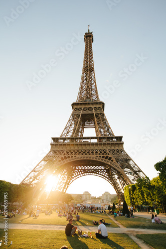 Plakat Paryż, Francja - 19 czerwca 2017: Widok z wieży Eiffla, widok z Champ de Mars rano z błękitne niebo w tle