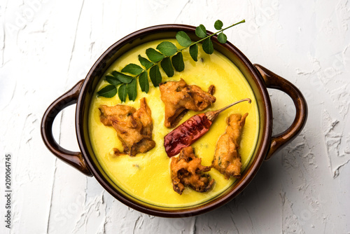 Fotografía Punjabi Kadhi Pakoda or curry Pakora, Indian cuisine served in a bowl or karahi,