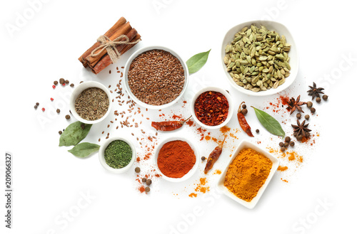 Fotomural Variety of spices on white background