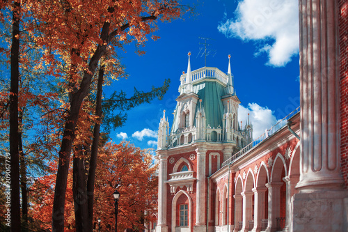 Plakat Moskwa, Tsaritsyno Park. Piękny pałac, czerwona cegła. Dwór w Rosji, Moskwa