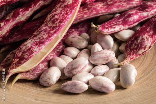 Fotografía Closeup of borlotti beans and pods, cultivated in Italy