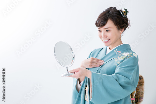 鏡を見て笑う着物姿の女性 着物 鏡を見て笑う着物姿の女性 着物 Stock Photo Adobe Stock