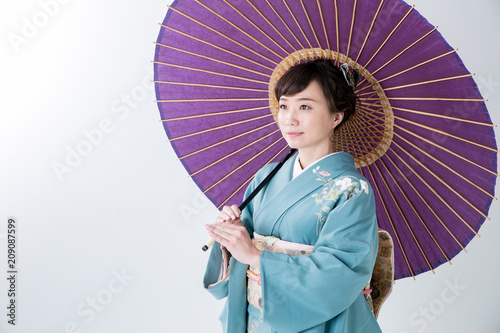 番傘を持った着物姿の女性 Stock 写真 Adobe Stock