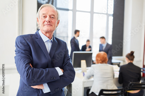 Fotografía Selbstbewusster Senior als Manager