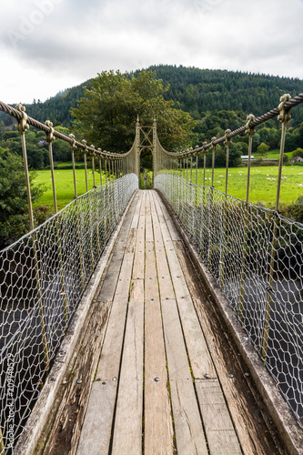 Fotografía Looking along wooden suspension bridge walkway.