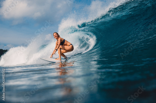 Obrazy Surfing  szczesliwa-dziewczyna-surfer-na-deske-surfingowa-jezdzic-na-falach-oceanu-kobieta-w-oceanie-podczas-surfingu