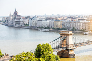 Wall Mural - Landscape view on Budapest city with Chain bridge and famous Parliament building during the morning light in Hungary