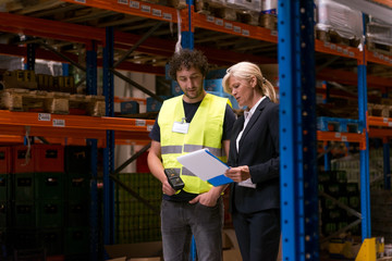 Manager and employee in warehouse