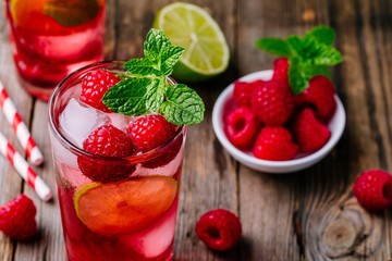 Canvas Print - Raspberry Mojito Lemonade with lime and fresh mint in glass on wooden background