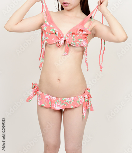 水着を脱ぐ女性 Adobe Stock でこのストック画像を購入して 類似の画像をさらに検索 Adobe Stock