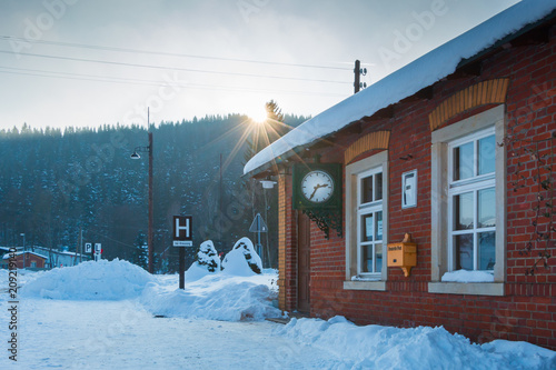Fotografía Ein alter Bahnhof mit Stellwerk, Postfach und alter Uhr im Winter