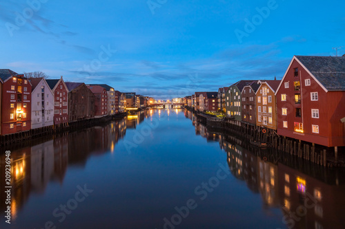 widok-stary-miasto-n-trondhem-przy-noca-norwegia