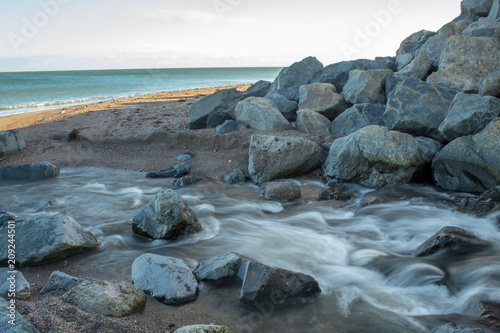 Cuadros en Lienzo River Coming to the Sea at Greystones Beach