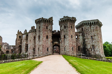 Canvas Print - Main entrance to the ruins of medieval Raglan Castle in Wales