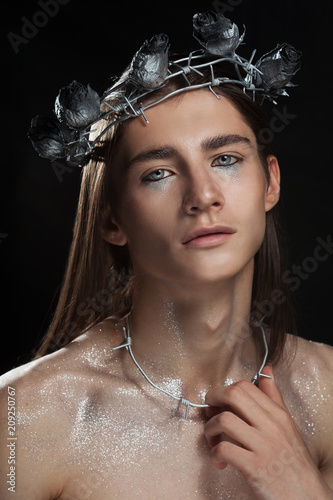 Cuadros en Lienzo Portrete of fashion young beautiful man in the image of a martyr with rose and thorns wreath