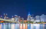 Fototapeta Nowy Jork - pittsburgh,pennsylvania,usa : 8-21-17. pittsburgh skyline at night with reflection in the water.
