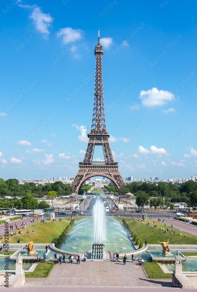 Eiffel Tower and Trocadero fountains, Paris, France - obrazy, fototapety, plakaty 