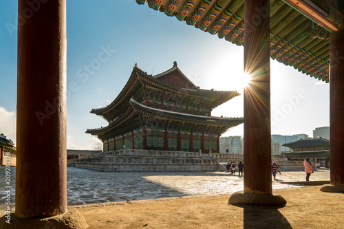 Zdjęcie XXL Gyeongbokgung pałac z słońcem migotał w Seul mieście, Południowy Korea
