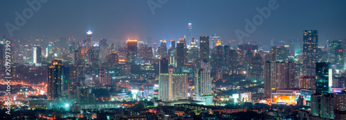 Zdjęcie XXL Abstrakt zamazująca miasto linia horyzontu przy nocy tłem.