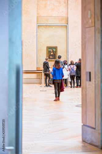Photographie People are visiting Louvre Museum