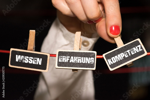 Fotografia Eine Frau und Schilder Wissen, Erfahrung, Kompetenz