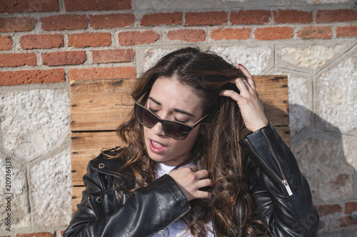 Fotografía beautiful long-haired woman playing with sunglasses