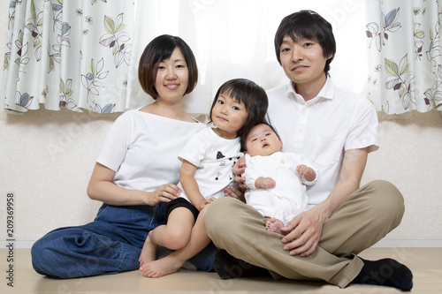 新生児と娘の居る 床に座る笑顔の幸せ4人家族 幸せ 健康 愛情 団欒 家族 家庭イメージ Stock 写真 Adobe Stock 新生児と娘の居る 床に座る笑顔の幸せ4人家族 幸せ 健康 愛情 団欒 家族 家庭イメージ Stock 写真 Adobe Stock