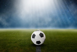 Fototapeta Sport - Fußball auf dem Rasen im Stadion mit blauem Himmel