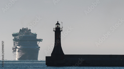 Obrazy Gdynia   statek-wycieczkowy-statek-pasazerski-wplywa-do-portu-gdynia