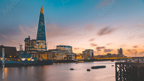 Plakat Londyńska linia horyzontu i Thames widok przy zmierzchem