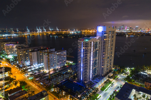 Zdjęcie XXL Powietrzni Miami plaży kondominia przy nocą przesyłają w tle