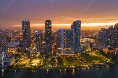 Plakat Powietrzny trutnia wizerunek Edgewater Miami zmierzch nad miastem