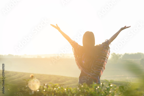 Fotografía Lifestyle traveler women happy feeling good relax and freedom facing on the natural tea farm in the sunrise morning, Thailand