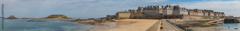 City and beach  panorama of Saint Malo, a beautiful port city in Brittany , France - obrazy, fototapety, plakaty 