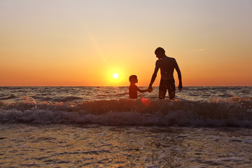 Wall Mural - father and daughter at sunset