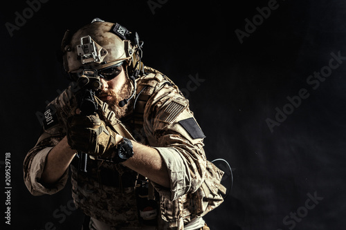 Fotomural Special forces soldier with rifle on dark background