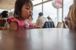 © shirohige - 子供と外食