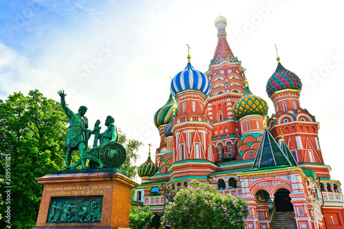 Plakat Widok St. Basil&#39;s Cathedral na Placu Czerwonym w lecie w Moskwie, Rosja.