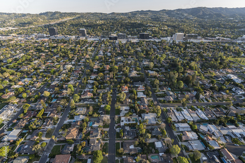 Plakat Popołudniowy widok z lotu ptaka Sherman Oaks sąsiedztwo w San Fernando Dolinnym terenie Los Angeles Kalifornia.