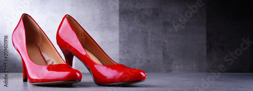 Fotografía Composition with a pair of red high heel shoes
