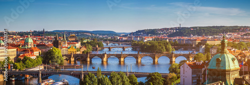 Plakat Sceniczny wiosna zmierzchu widok z lotu ptaka Stara Grodzka molo architektura i Charles most nad Vltava rzeką w Praga, republika czech