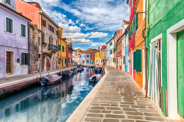  Kolorowi domy wzdłuż kanału, wyspa Burano, Wenecja, Włochy - 3D